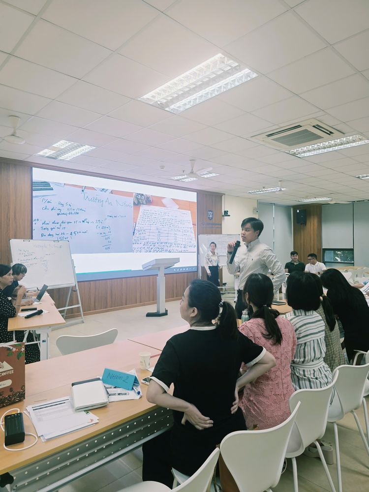 Giảng viên hướng dẫn học viên trong buổi workshop