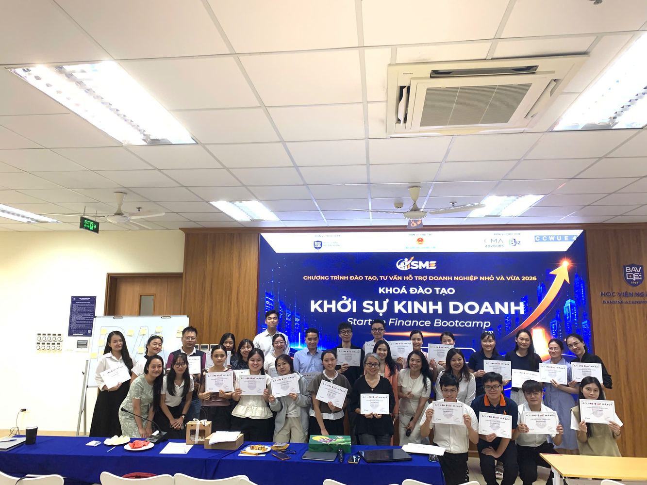 Học viên nhận chứng chỉ khóa Startup Finance Bootcamp
