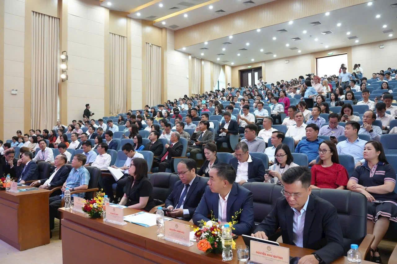 Hội trường hội thảo đông đảo người tham dự